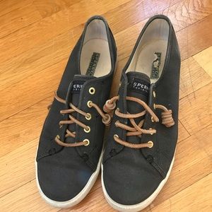 Women’s casual sneakers